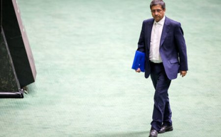 عبدالناصر همتی در ایستگاه بهارستان از قطار دولت چهاردهم پیاده شد