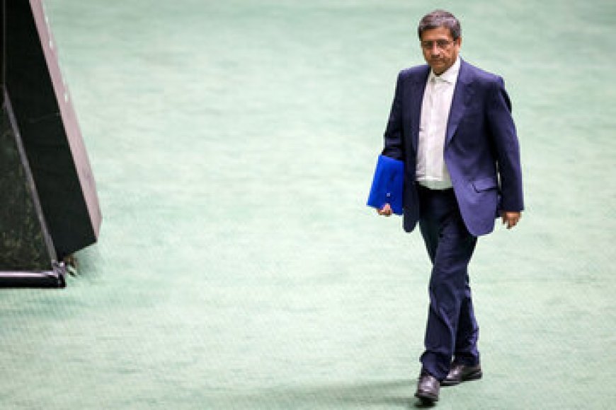 عبدالناصر همتی در ایستگاه بهارستان از قطار دولت چهاردهم پیاده شد