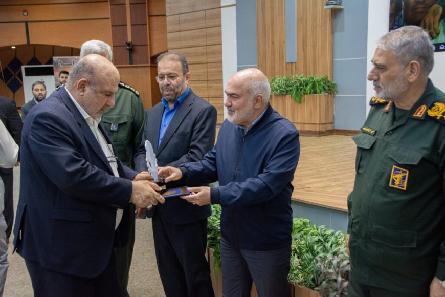 نیشکر، الگوی موفق اقتصاد مقاومتی؛  نشان درجه یک اقتصاد مقاومتی به مدیرعامل توسعه نیشکر اعطا شد