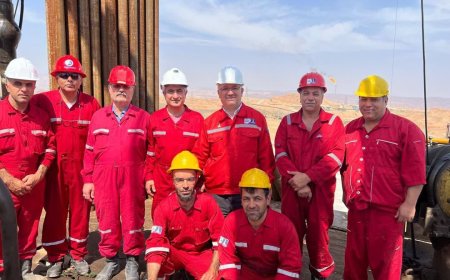 دیدار عیدانه مدیرعامل شرکت ملی حفاری ایران با کارکنان دستگاه حفاری ۷۸ فتح در میدان نفتی دانان